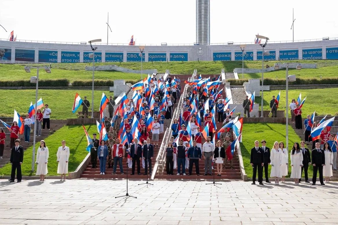 В День Государственного флага Российской Федерации сотрудники следственного управления приняли участие в хоровой акции В День Государственного флага Российской Федерации сотрудники следственного управления приняли участие в хоровой акции