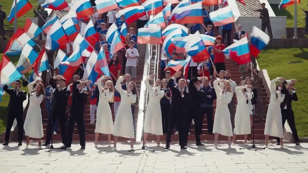 В День Государственного флага России площадь Славы в Самаре наполнилась голосами и триколорами