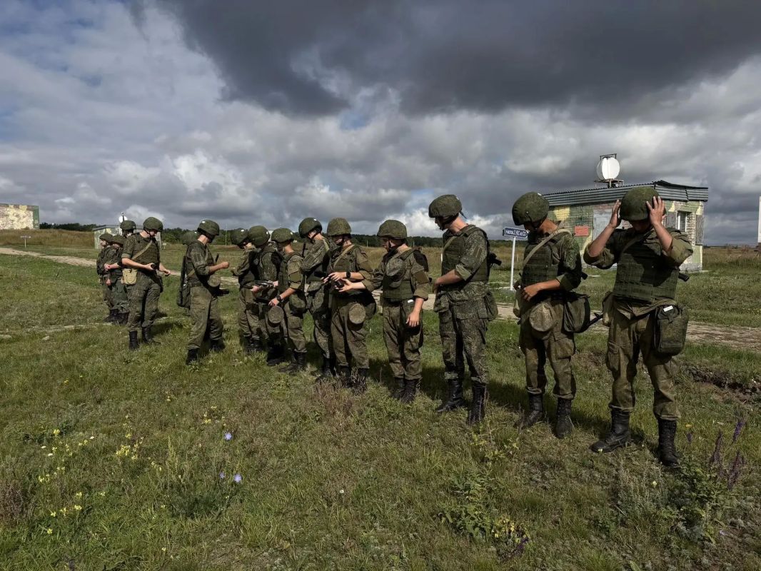 На Рощинском полигоне проходят занятия с военнослужащими ЦВО по уничтожению БПЛА условного противника В ходе учений отрабатывают навыки обнаружения и поражения воздушных целей, имитирующих дроны На Рощинском полигоне проходят занятия с военнослужащими ЦВО по уничтожению БПЛА условного противника В ходе учений отрабатывают навыки обнаружения и поражения воздушных целей, имитирующих дроны
