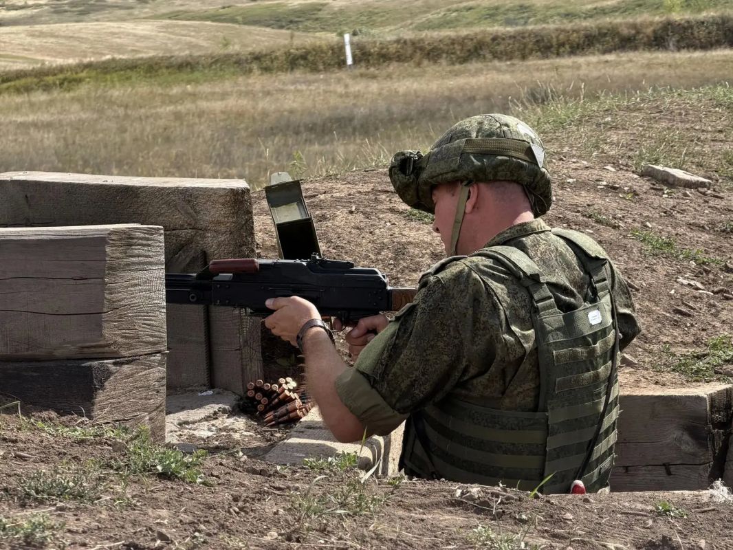 На Рощинском полигоне проходят занятия с военнослужащими ЦВО по уничтожению БПЛА условного противника В ходе учений отрабатывают навыки обнаружения и поражения воздушных целей, имитирующих дроны На Рощинском полигоне проходят занятия с военнослужащими ЦВО по уничтожению БПЛА условного противника В ходе учений отрабатывают навыки обнаружения и поражения воздушных целей, имитирующих дроны