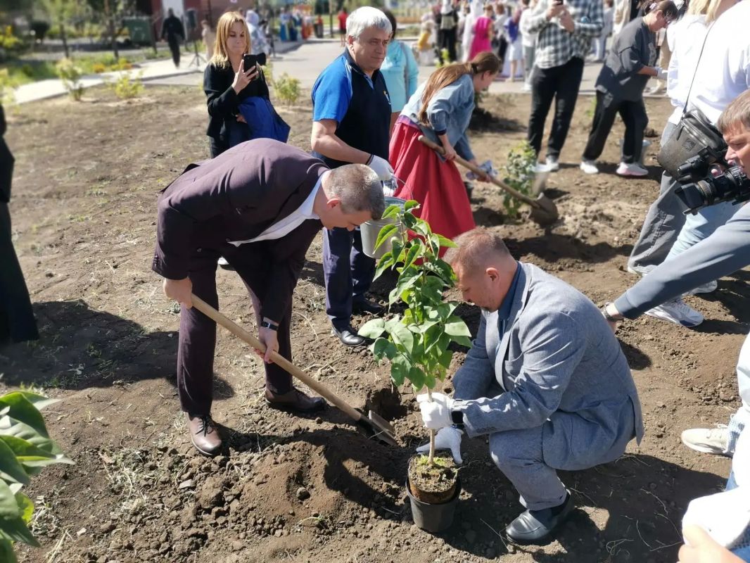 На Хлебной площади в Самаре состоялась церемония закладки «Аллеи семейных предпринимателей» На Хлебной площади в Самаре состоялась церемония закладки «Аллеи семейных предпринимателей»