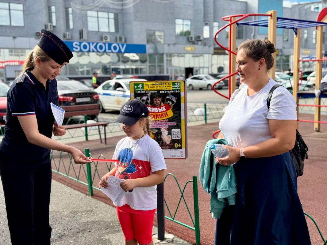 Одна из оживлённых торговых площадок Сызрани стала площадкой для профилактической работы Сызранской Госавтоинспекции Одна из оживлённых торговых площадок Сызрани стала площадкой для профилактической работы Сызранской Госавтоинспекции