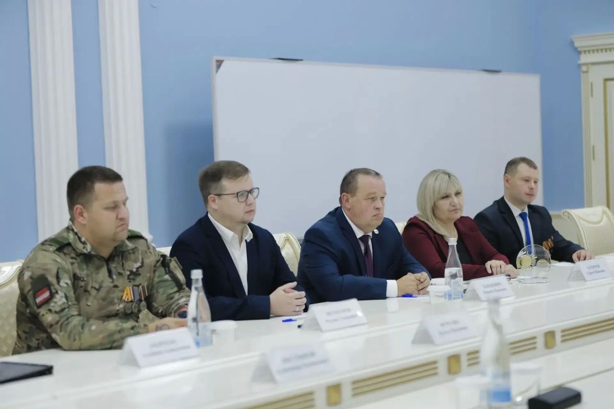 Губернатор Самарской области провел встречу с карьерными консультантами службы занятости, работающими в формате «равный — равному» с ветеранами СВО Губернатор Самарской области провел встречу с карьерными консультантами службы занятости, работающими в формате «равный — равному» с ветеранами СВО