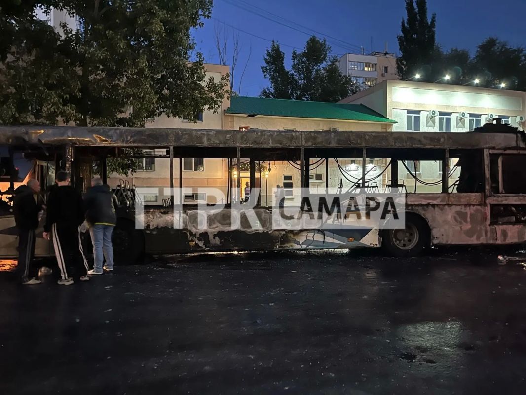 Пассажирский автобус сгорел дотла на пересечении Московского шоссе и улицы Георгия Димитрова в Самаре Пассажирский автобус сгорел дотла на пересечении Московского шоссе и улицы Георгия Димитрова в Самаре