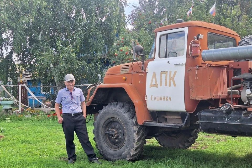 Пенсионер из села под Самарой в одиночку тушит пожары и пишет стихи об СВО Пенсионер из села под Самарой в одиночку тушит пожары и пишет стихи об СВО