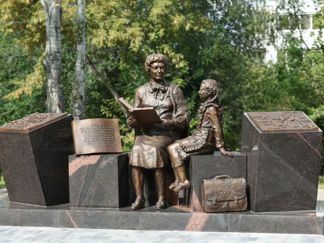 Иван Носков: На территории школы №41 «Гармония» установили скульптуру, посвященную учителям