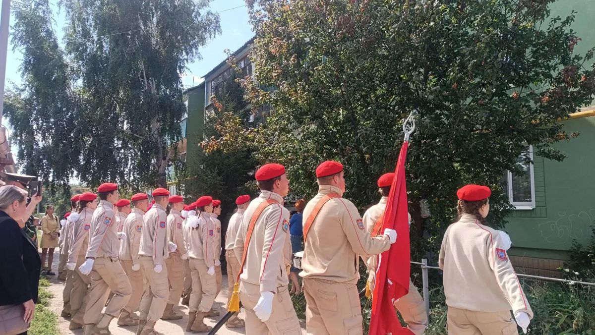 В Безенчуке прошел мини-парад в честь 60-летия ветерана Сергея Юсова Юнармейцы торжественным маршем и песней поздравили героя во дворе его дома. Сергей Юсов — ветеран Чечни и Афганистана, воин-интернационалист, майор милиции... В Безенчуке прошел мини-парад в честь 60-летия ветерана Сергея Юсова Юнармейцы торжественным маршем и песней поздравили героя во дворе его дома. Сергей Юсов — ветеран Чечни и Афганистана, воин-интернационалист, майор милиции...