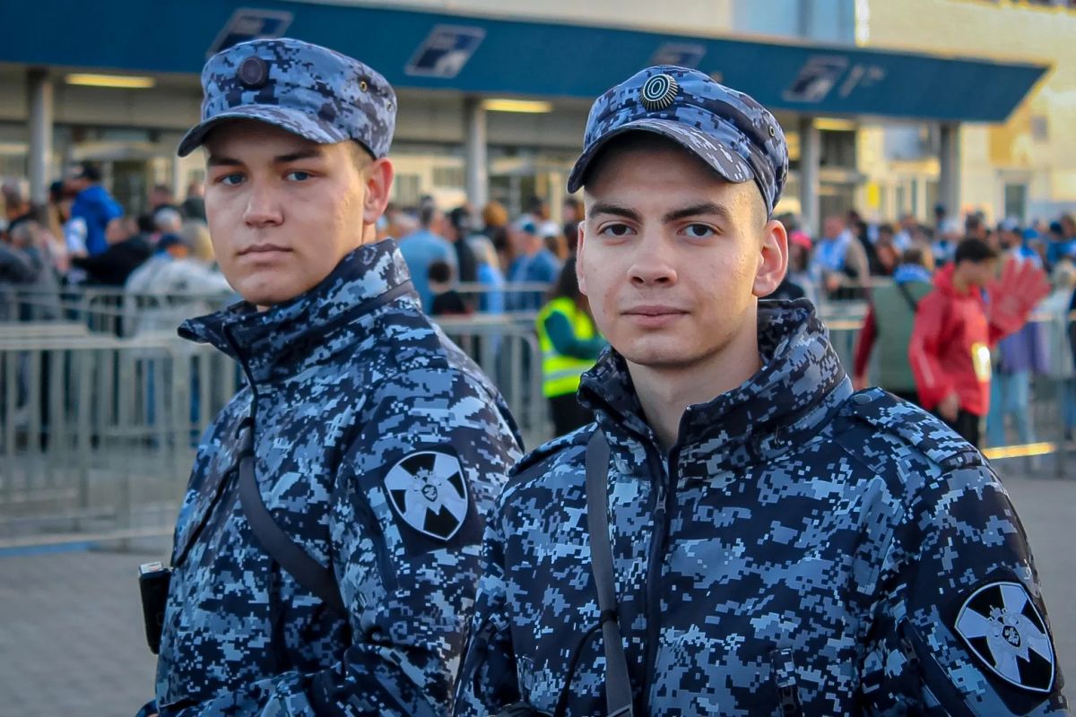 Сегодня на калининградском стадионе «Ростех Арена» военнослужащие специального моторизованного полка Северо-Западного округа Росгвардии и сотрудники ОМОН «Град» Росгвардии обеспечивают безопасность проведения футбольного... Сегодня на калининградском стадионе «Ростех Арена» военнослужащие специального моторизованного полка Северо-Западного округа Росгвардии и сотрудники ОМОН «Град» Росгвардии обеспечивают безопасность проведения футбольного...