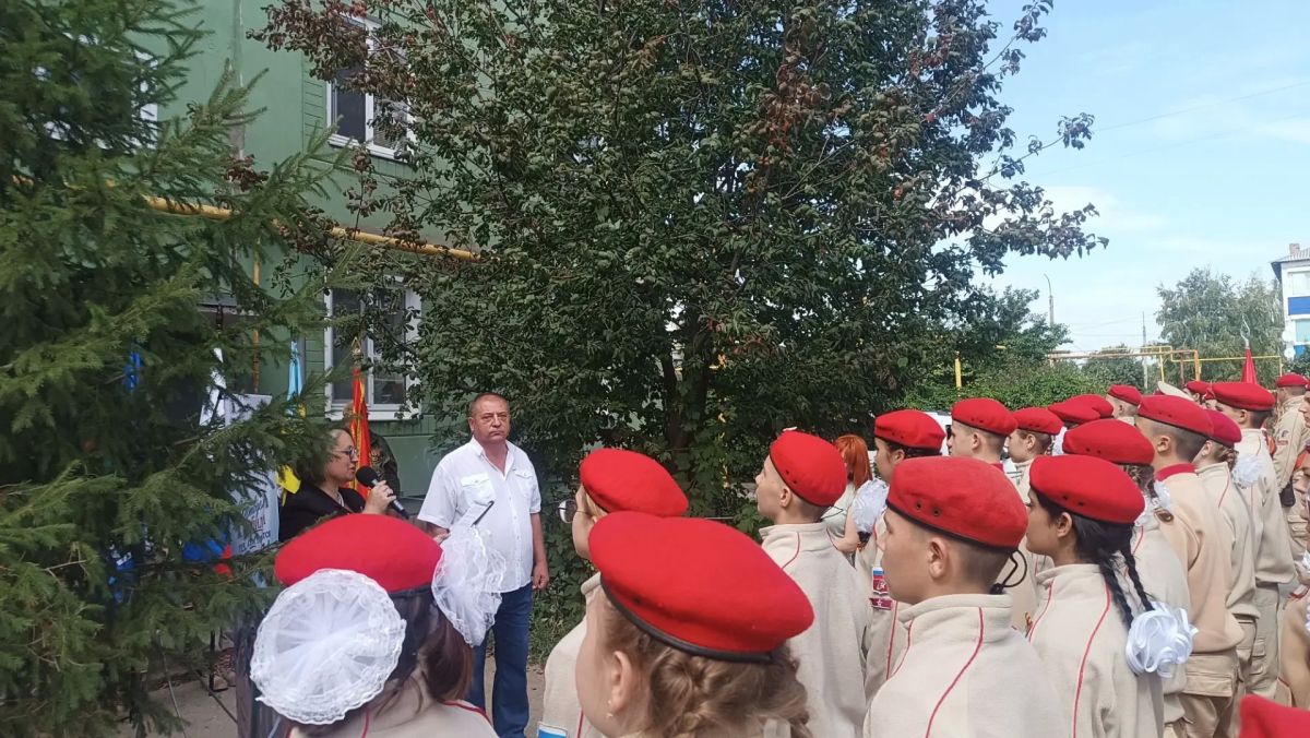 В Безенчуке прошел мини-парад в честь 60-летия ветерана Сергея Юсова Юнармейцы торжественным маршем и песней поздравили героя во дворе его дома. Сергей Юсов — ветеран Чечни и Афганистана, воин-интернационалист, майор милиции... В Безенчуке прошел мини-парад в честь 60-летия ветерана Сергея Юсова Юнармейцы торжественным маршем и песней поздравили героя во дворе его дома. Сергей Юсов — ветеран Чечни и Афганистана, воин-интернационалист, майор милиции...