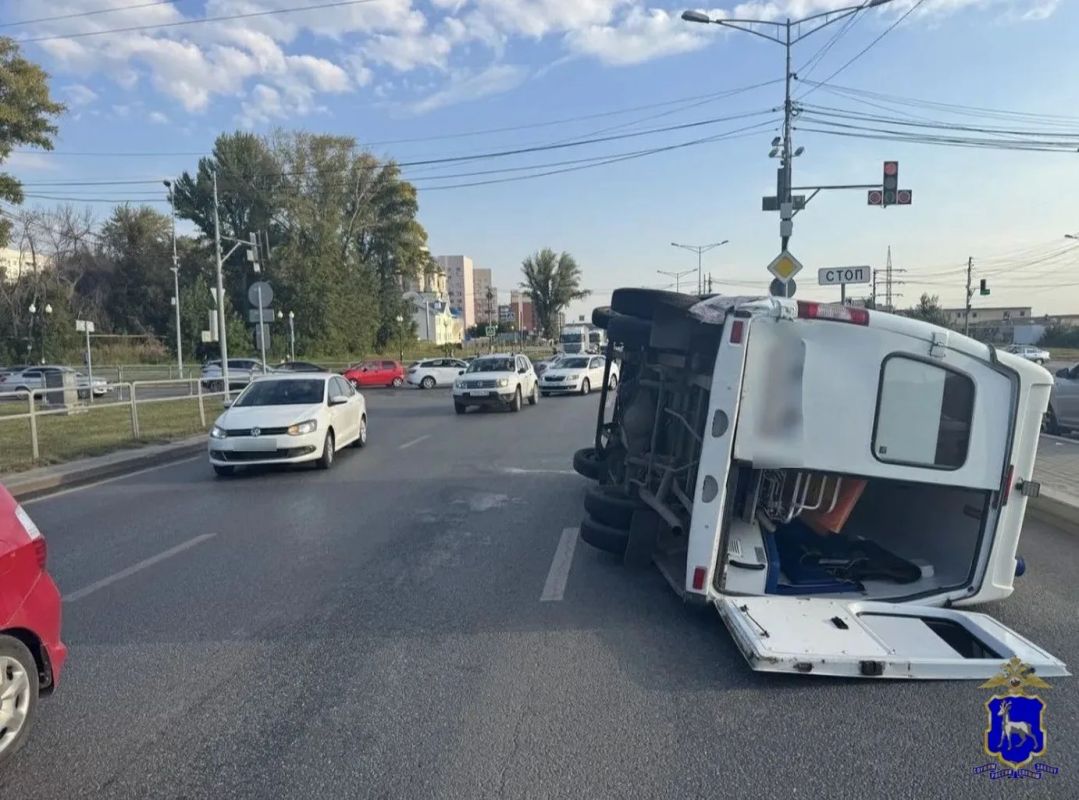 Полицейские работают на месте дорожно-транспортного происшествия в Красноглинском районе города Самары Полицейские работают на месте дорожно-транспортного происшествия в Красноглинском районе города Самары