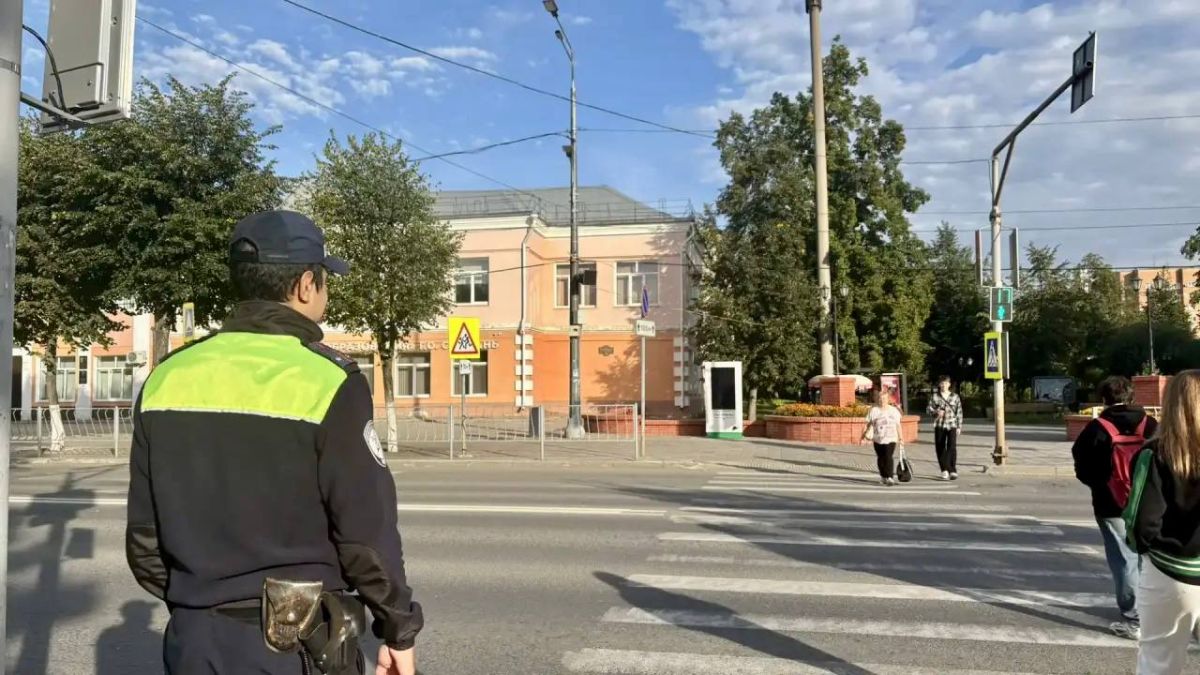 Внимание: дежурства Госавтоинспекции у школ Сызрани продолжаются! Внимание: дежурства Госавтоинспекции у школ Сызрани продолжаются!