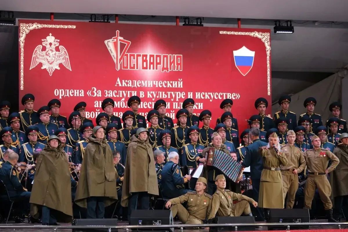В Самаре на летней сцене Струковского сада состоялось выступление Академического ордена «За заслуги в культуре и искусстве» ансамбля песни и пляски Росгвардии, посвященного 10-летию ведомства и 215-летию войск правопорядка В Самаре на летней сцене Струковского сада состоялось выступление Академического ордена «За заслуги в культуре и искусстве» ансамбля песни и пляски Росгвардии, посвященного 10-летию ведомства и 215-летию войск правопорядка