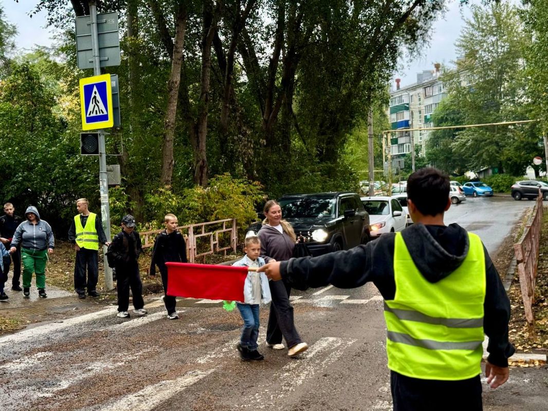 Утро юных пешеходов начался с профилактической акции Утро юных пешеходов начался с профилактической акции