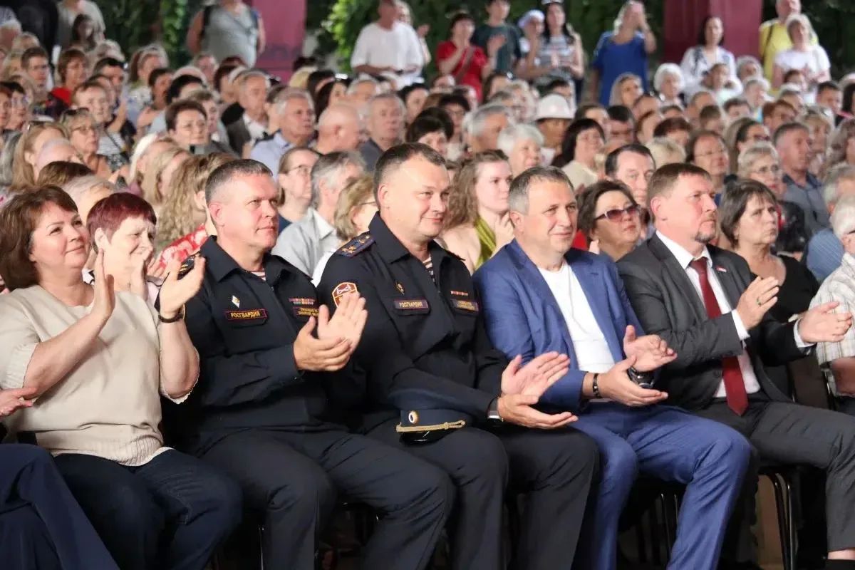 В Самаре на летней сцене Струковского сада состоялось выступление Академического ордена «За заслуги в культуре и искусстве» ансамбля песни и пляски Росгвардии, посвященного 10-летию ведомства и 215-летию войск правопорядка В Самаре на летней сцене Струковского сада состоялось выступление Академического ордена «За заслуги в культуре и искусстве» ансамбля песни и пляски Росгвардии, посвященного 10-летию ведомства и 215-летию войск правопорядка