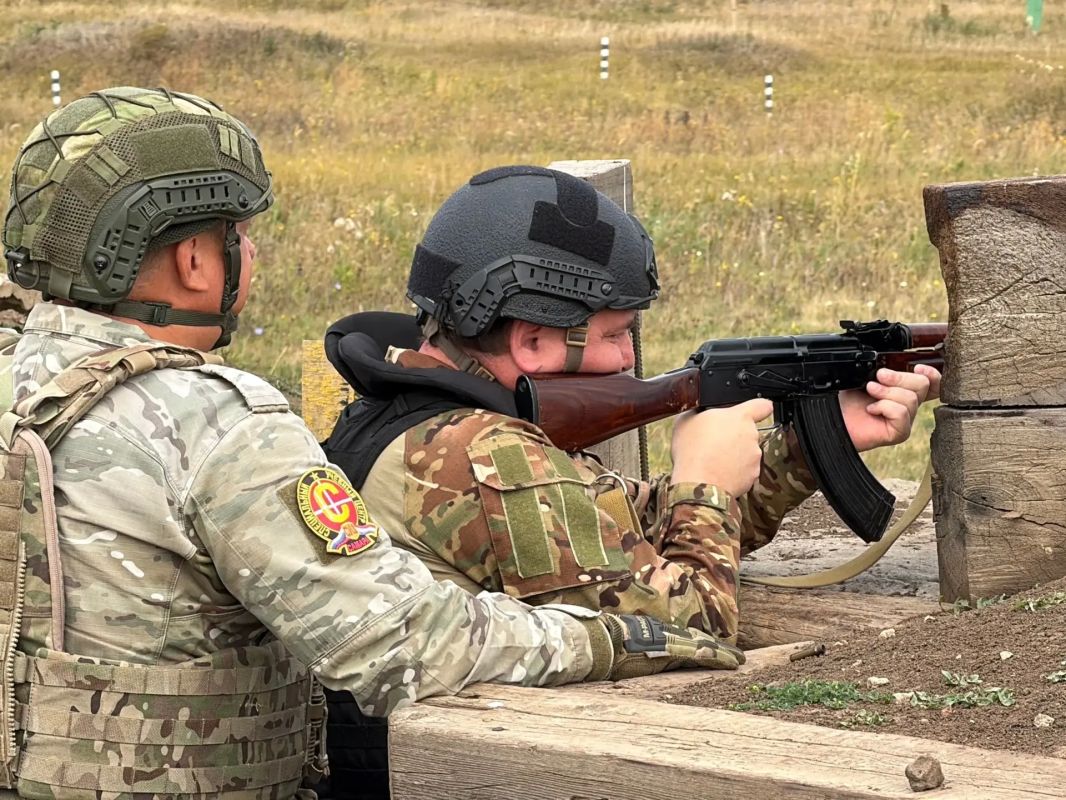 Министр энергетики и ЖКХ Самарской области Виталий Брижань проходит подготовку и боевое слаживание в составе мобильной огневой группы отряда «БАРС-Крылья» Министр энергетики и ЖКХ Самарской области Виталий Брижань проходит подготовку и боевое слаживание в составе мобильной огневой группы отряда «БАРС-Крылья»