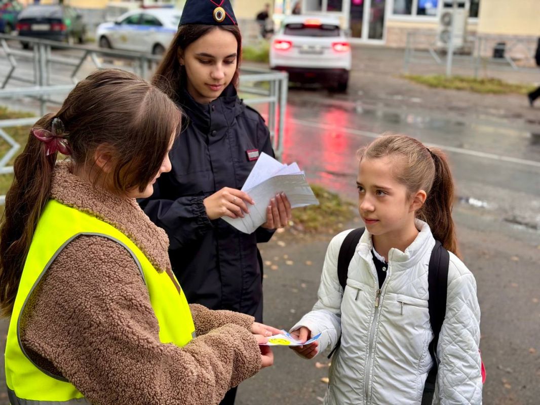 Сегодня сотрудники Госавтоинспекции города Сызрань совместно с отрядом юных инспекторов движения школы № 10 провели профилактическую акцию «Водитель, не спеши – шагают малыши» Сегодня сотрудники Госавтоинспекции города Сызрань совместно с отрядом юных инспекторов движения школы № 10 провели профилактическую акцию «Водитель, не спеши – шагают малыши»