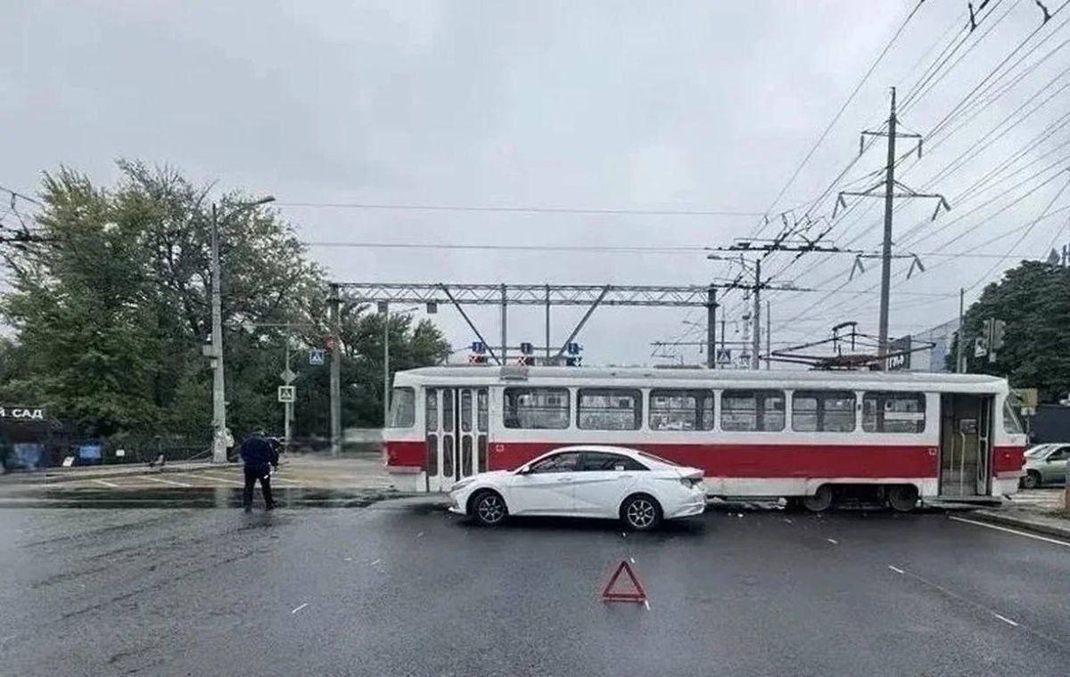 В Самаре ДТП с трамваем на Московском шоссе перекрыло проезд