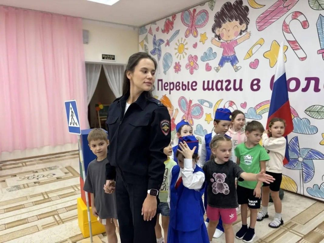 Сегодня в рамках акции «Водитель не спеши, шагают малыши!» сотрудники #ГосавтоинспекцииТольятти провели профилактическое мероприятие в детском саду 210 «Ладушки» Сегодня в рамках акции «Водитель не спеши, шагают малыши!» сотрудники #ГосавтоинспекцииТольятти провели профилактическое мероприятие в детском саду 210 «Ладушки»