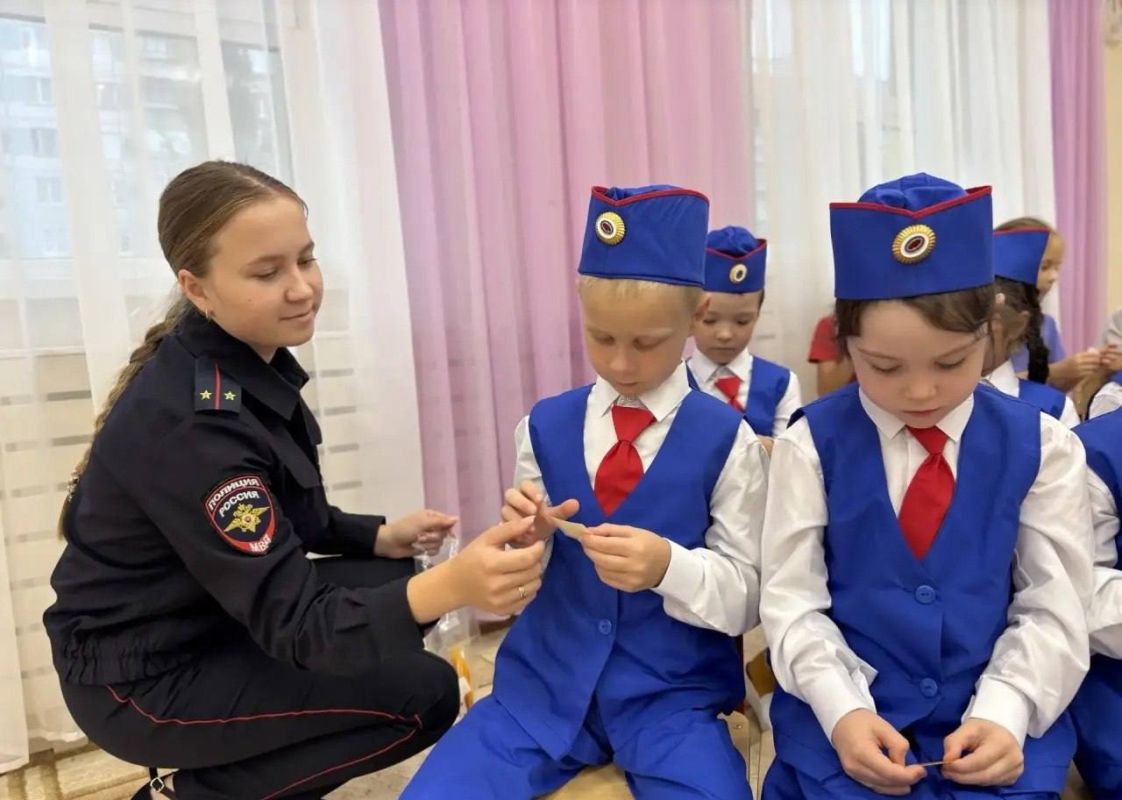 Сегодня в рамках акции «Водитель не спеши, шагают малыши!» сотрудники #ГосавтоинспекцииТольятти провели профилактическое мероприятие в детском саду 210 «Ладушки» Сегодня в рамках акции «Водитель не спеши, шагают малыши!» сотрудники #ГосавтоинспекцииТольятти провели профилактическое мероприятие в детском саду 210 «Ладушки»
