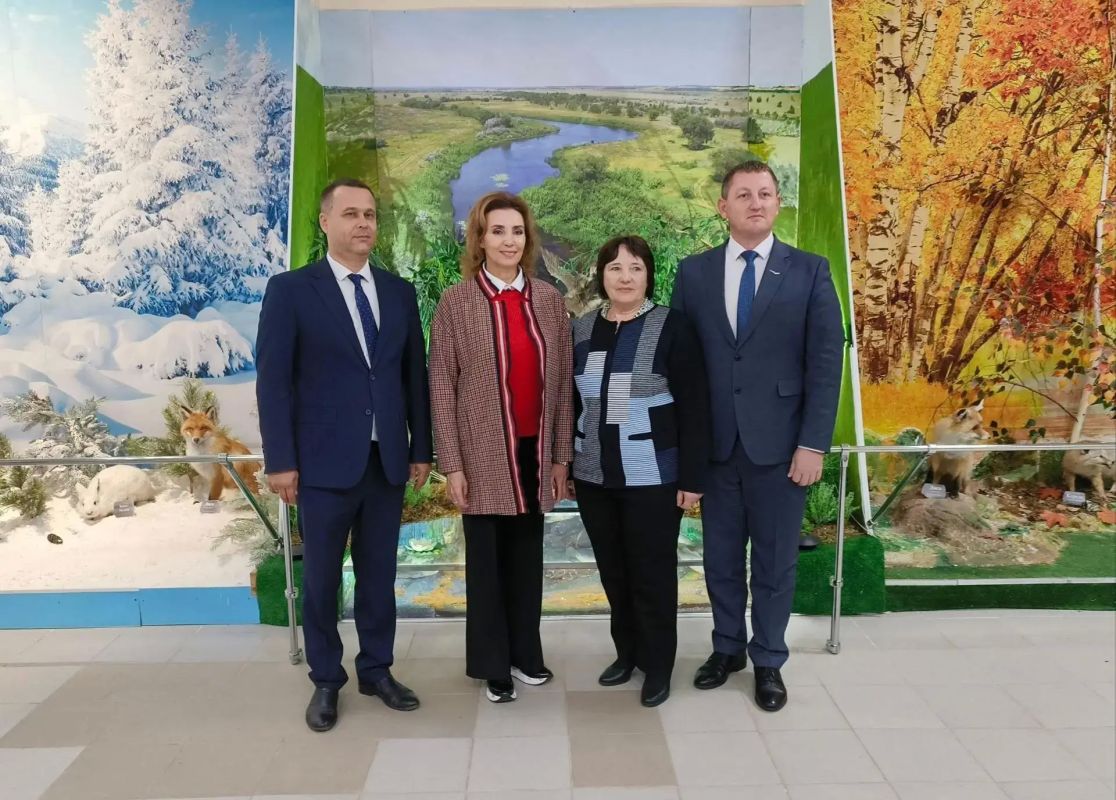 После награждения Елена Крылова и Сергей Кислинский осмотрели помещения Межпоселенческого культурно-досугового центра в селе Хворостянка, а также посетили муниципальный музей