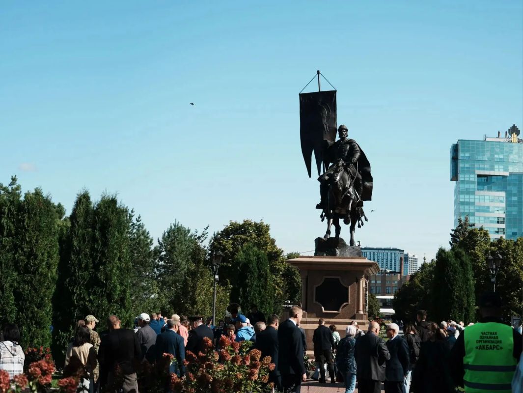 В Самаре Иван Носков возложил цветы к памятнику Григорию Засекину В Самаре Иван Носков возложил цветы к памятнику Григорию Засекину