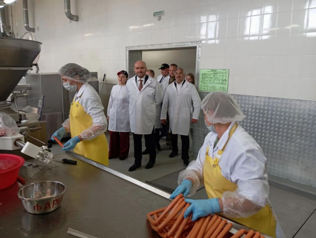 Губернатор Самарской области Вячеслав Федорищев посещает мясоперерабатывающее предприятие «Шатлык» Губернатор Самарской области Вячеслав Федорищев посещает мясоперерабатывающее предприятие «Шатлык»