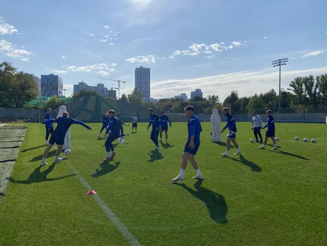 В Самаре прошла открытая тренировка «Крыльев Советов» В Самаре прошла открытая тренировка «Крыльев Советов»