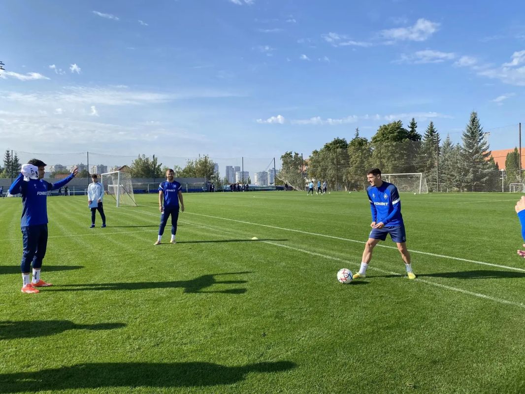 В Самаре прошла открытая тренировка «Крыльев Советов» В Самаре прошла открытая тренировка «Крыльев Советов»
