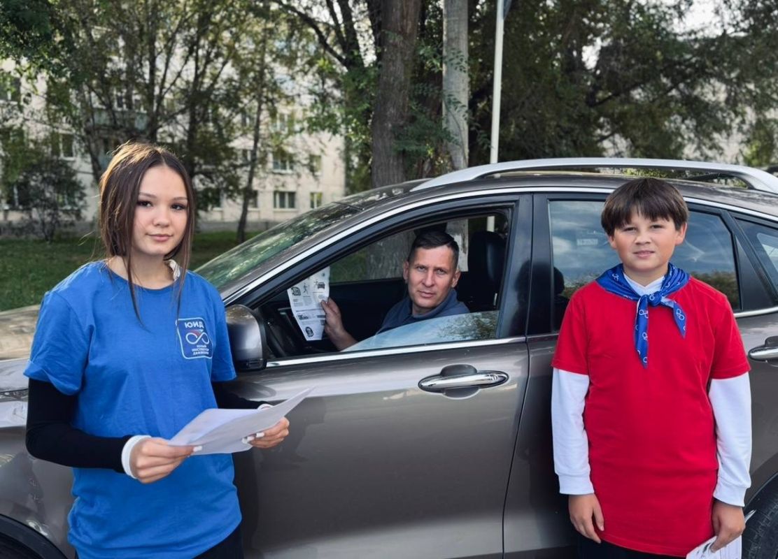 Автоинспекторы и юные инспекторы движения напомнили водителям о безопасности детей Автоинспекторы и юные инспекторы движения напомнили водителям о безопасности детей