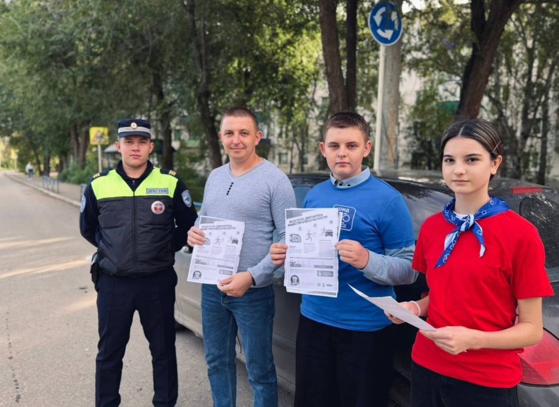 Автоинспекторы и юные инспекторы движения напомнили водителям о безопасности детей Автоинспекторы и юные инспекторы движения напомнили водителям о безопасности детей