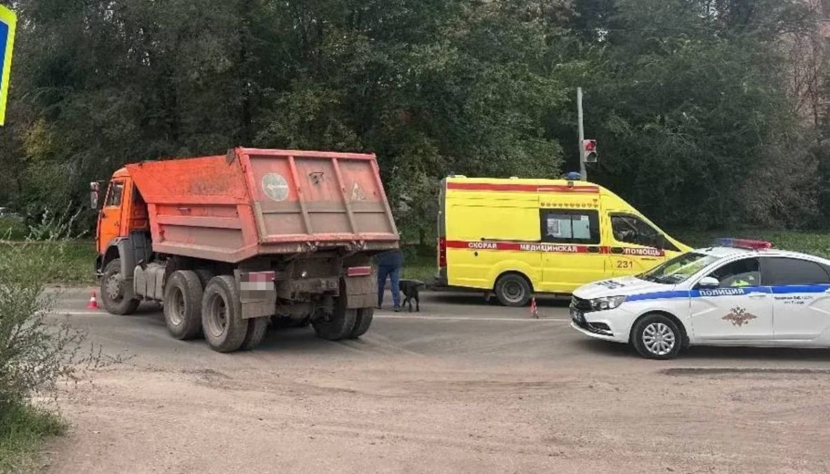 Сотрудники полиции работают на месте дорожно-транспортного происшествия в Кировском районе г. Самара Сотрудники полиции работают на месте дорожно-транспортного происшествия в Кировском районе г. Самара