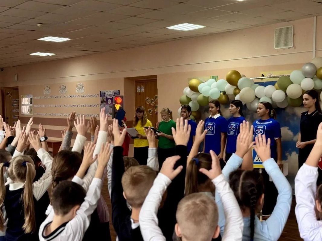 Первоклассников школы в г. Сызрань посвятили в пешеходы Первоклассников школы в г. Сызрань посвятили в пешеходы