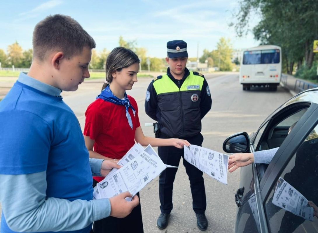 Автоинспекторы и юные инспекторы движения напомнили водителям о безопасности детей Автоинспекторы и юные инспекторы движения напомнили водителям о безопасности детей