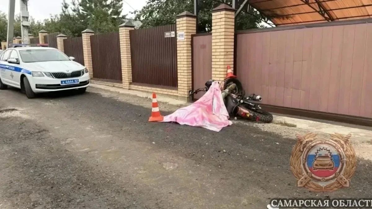 В Самаре мотоциклист врезался в забор и погиб 17 сентября