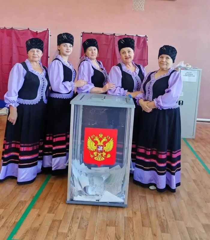Сегодня участники ансамбля русской песни «Родник» посетили избирательный участок и сделали свой выбор