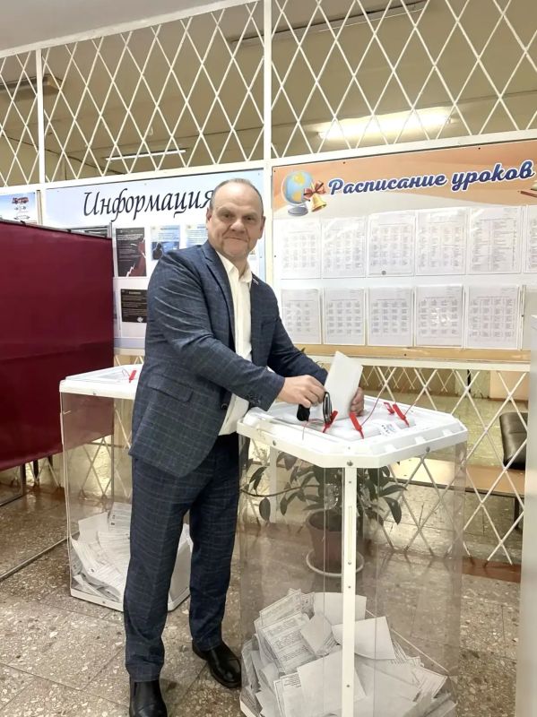 Голосование объединяет. Депутаты, общественники, предприниматели, сотрудники предприятий и муниципальных учреждений приходят на избирательные участки Голосование объединяет. Депутаты, общественники, предприниматели, сотрудники предприятий и муниципальных учреждений приходят на избирательные участки