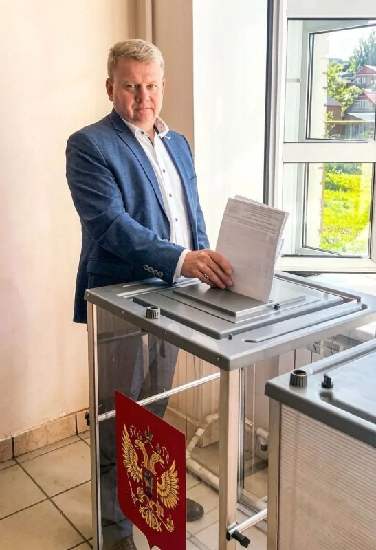 Голосование объединяет. Депутаты, общественники, предприниматели, сотрудники предприятий и муниципальных учреждений приходят на избирательные участки