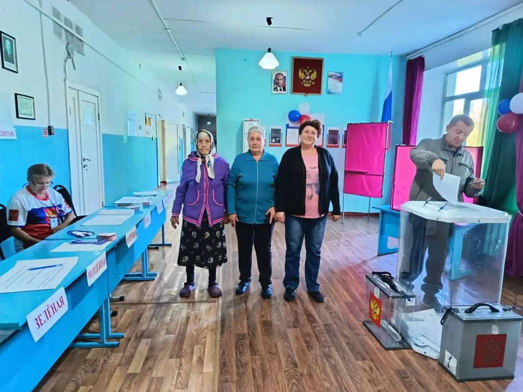 Фото с избирательных участков в Большечерниговском районе – приходят голосовать семьями, в том числе родные и близкие участников СВО Фото с избирательных участков в Большечерниговском районе – приходят голосовать семьями, в том числе родные и близкие участников СВО