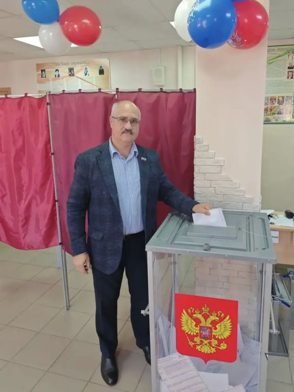 Голосование объединяет. Депутаты, общественники, предприниматели, сотрудники предприятий и муниципальных учреждений приходят на избирательные участки Голосование объединяет. Депутаты, общественники, предприниматели, сотрудники предприятий и муниципальных учреждений приходят на избирательные участки