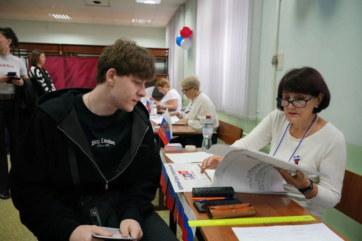 Избирательные участки открыты только час, а уже столько желающих отдать свой голос Избирательные участки открыты только час, а уже столько желающих отдать свой голос