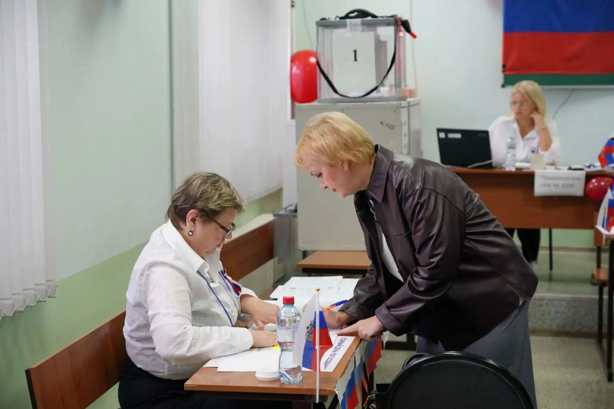 Избирательные участки открыты только час, а уже столько желающих отдать свой голос Избирательные участки открыты только час, а уже столько желающих отдать свой голос
