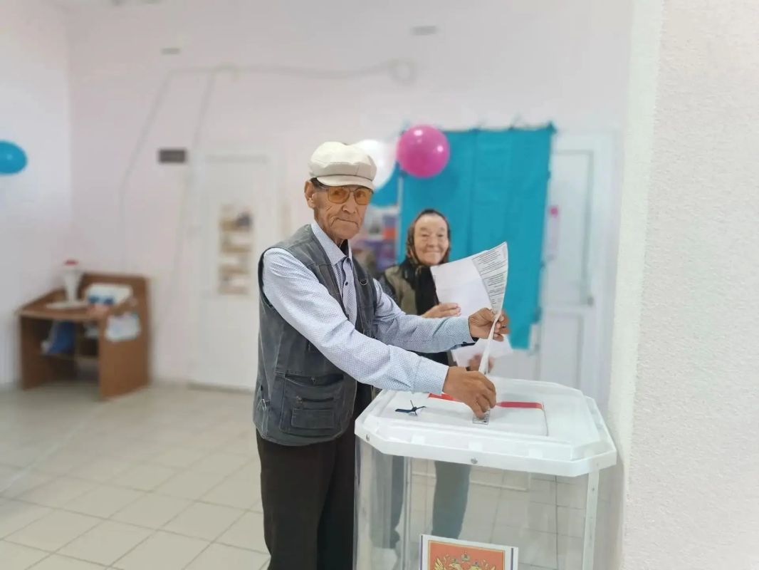 Фото с избирательных участков в Большечерниговском районе – приходят голосовать семьями, в том числе родные и близкие участников СВО Фото с избирательных участков в Большечерниговском районе – приходят голосовать семьями, в том числе родные и близкие участников СВО