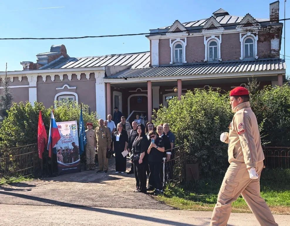 Парад прямо у избирательного участка организовали для военного летчика и ветерана боевых действий в Афганистане Парад прямо у избирательного участка организовали для военного летчика и ветерана боевых действий в Афганистане