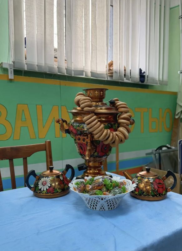 В Чапаевске на избирательных участках встречают хлебом-солью и чаем с баранками В Чапаевске на избирательных участках встречают хлебом-солью и чаем с баранками