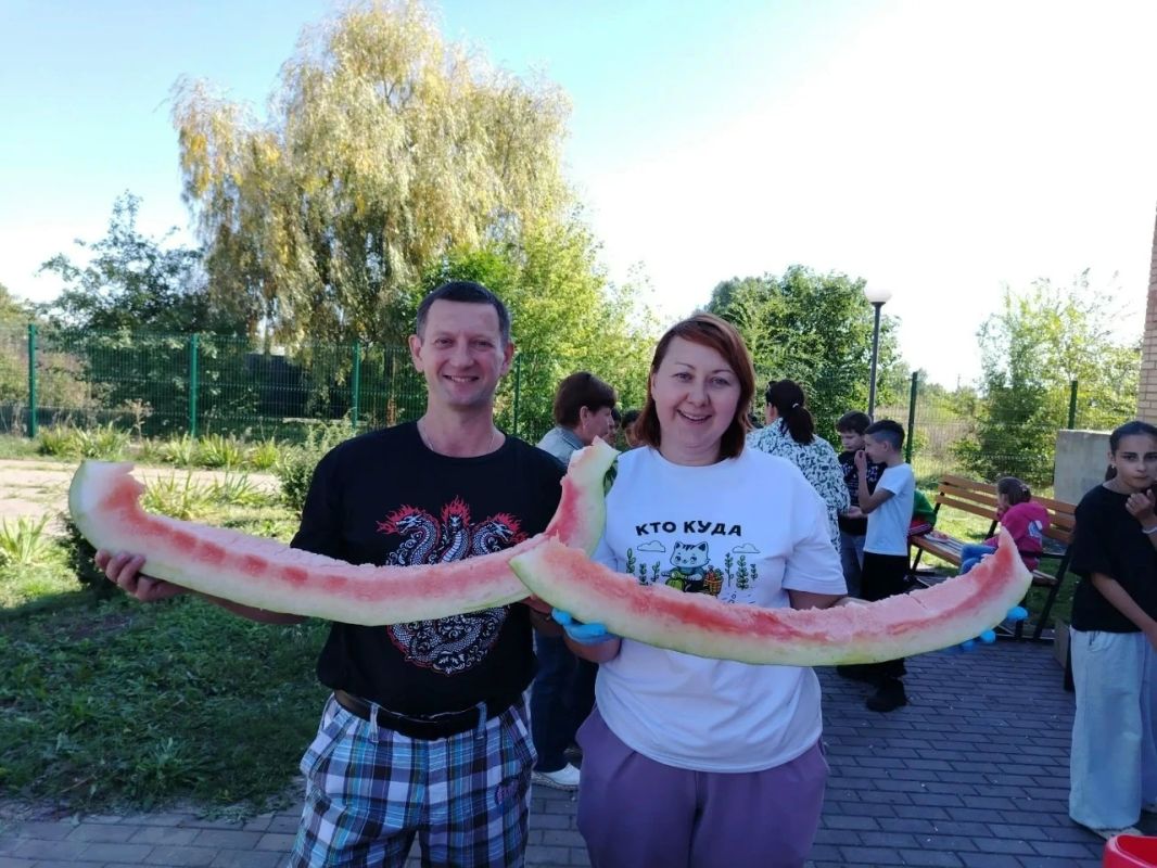 71-килограммовым арбузом угощали избирателей на выборах в Самарской области 71-килограммовым арбузом угощали избирателей на выборах в Самарской области