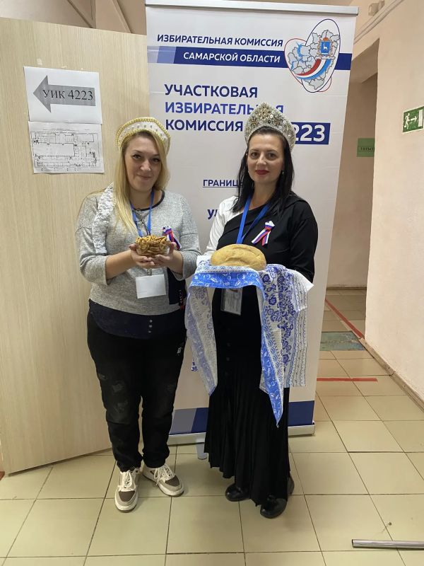 В Чапаевске на избирательных участках встречают хлебом-солью и чаем с баранками В Чапаевске на избирательных участках встречают хлебом-солью и чаем с баранками