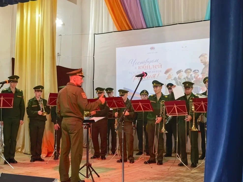 Парад прямо у избирательного участка организовали для военного летчика и ветерана боевых действий в Афганистане Парад прямо у избирательного участка организовали для военного летчика и ветерана боевых действий в Афганистане