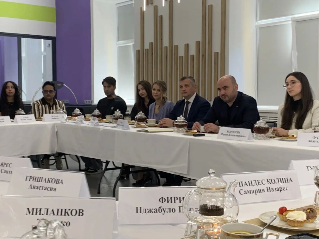 В Самаре в Многофункциональном молодёжном центре прошла встреча губернатора Вячеслава Федорищева с участниками региональной программы Международного фестиваля молодёжи В Самаре в Многофункциональном молодёжном центре прошла встреча губернатора Вячеслава Федорищева с участниками региональной программы Международного фестиваля молодёжи