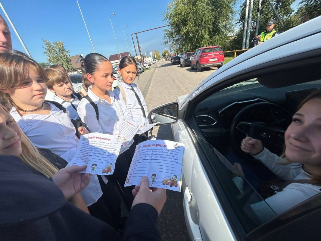 В Единый день безопасности дорожного движения руководитель Госавтоинспекции провел акцию у пешеходного перехода возле школы в селе Тимофеевка В Единый день безопасности дорожного движения руководитель Госавтоинспекции провел акцию у пешеходного перехода возле школы в селе Тимофеевка