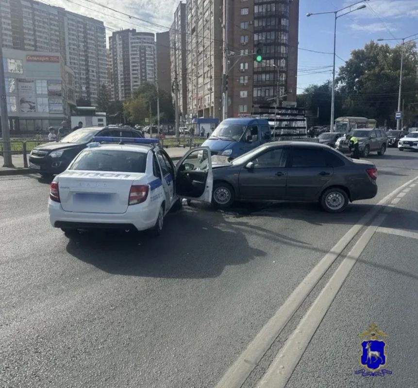 Стали известны подробности ДТП с машиной полиции на Ново-Садовой Стали известны подробности ДТП с машиной полиции на Ново-Садовой